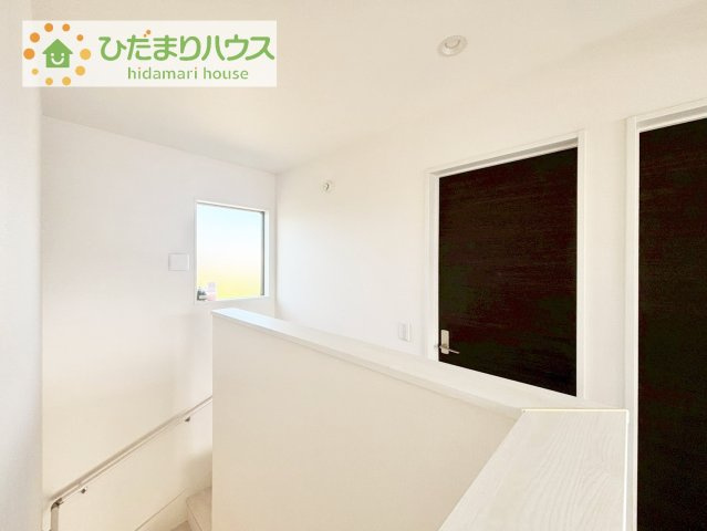 【その他】 | 取手市谷中　中古戸建 | 階段の上には採光用の窓が付いており、明るい空間を作ってくれます♪