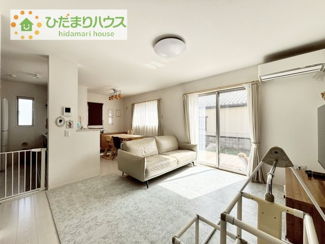 【居間・リビング】 | 取手市谷中　中古戸建 | 南側に広いお庭があり、明るく開放感のあるリビング。
昼間は、電気いらずでエコ+節約にもなります。