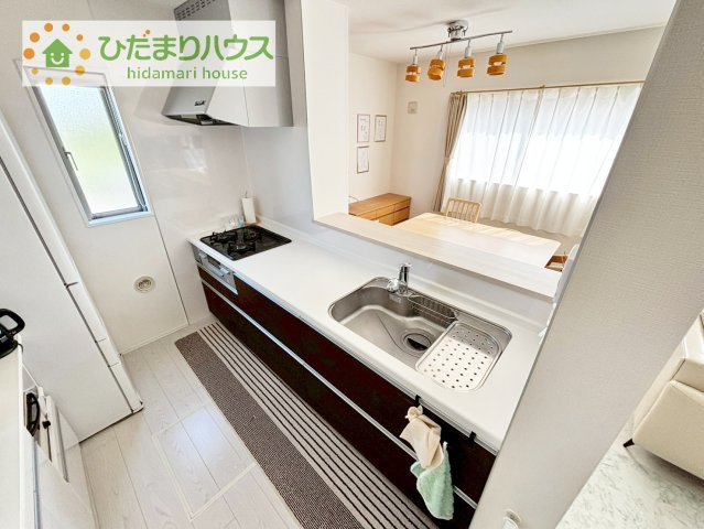 【キッチン】 | 取手市谷中　中古戸建 | 人気のオープンキッチンは、リビングにいるお子様からでもママの姿が見れ、安心な気持ちになれます♪