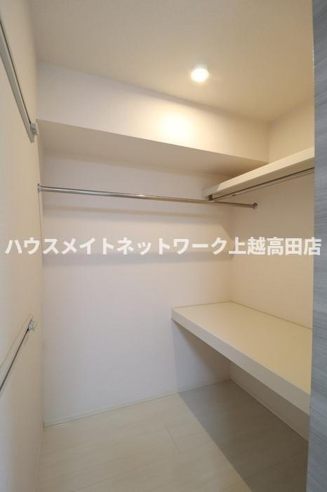 ライフコート上越の洋室|ウォークインクローゼット
