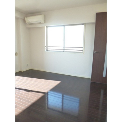 【居間・リビング】 | エルフラット鶯谷 | 角部屋2面採光