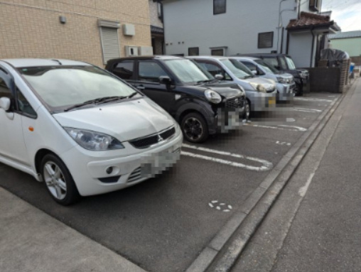 グレイスコートの駐車場