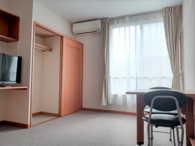 レオパレス大希の居間・リビング|1階はフローリング、2階はじゅうたんです。