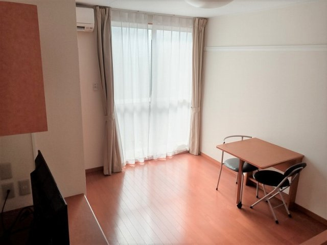 レオパレス大希の居間・リビング|1階はフローリング、2階はじゅうたんです。