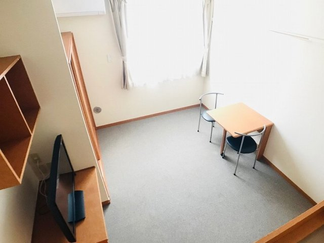 レオパレス大希の居間・リビング|1階はフローリング、2階はじゅうたんです。