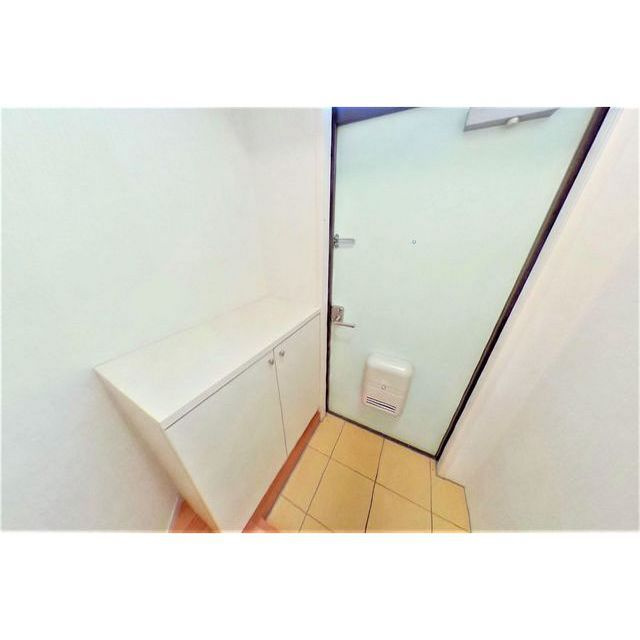 中秀ビルの玄関