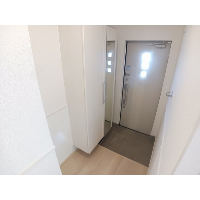 岐阜市岩栄町１丁目のアパートの玄関