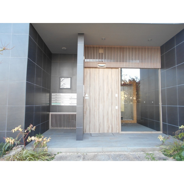 岐阜市寿町４丁目のアパートのエントランス