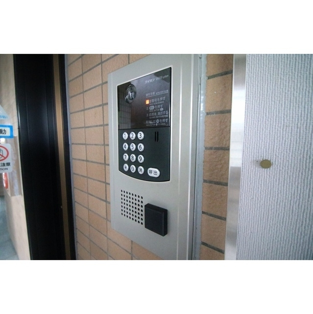 岐阜市六条東２丁目のアパートのエントランス