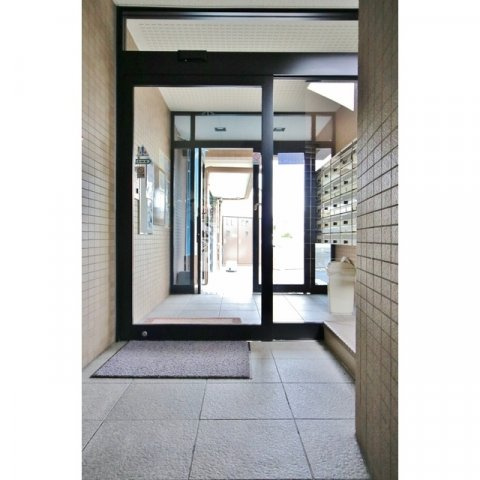 岐阜市六条東２丁目のアパートのエントランス