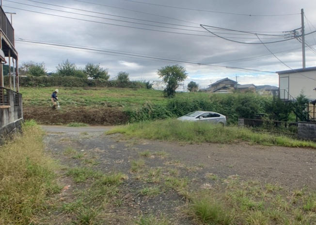 【外観】 | 土地を買う際、住む地域の自治体や福祉の補助制度にも注目してみましょう。子供や老人の医療補助やゴミ出しのルールなど、自治体によってルールに大きな違いがあるため、暮らしやすい土地で判断するとよいでしょう。