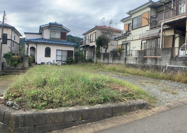 【外観】 | 現地に行くなら、物件の周囲の地形がどうなっているかを見ることも大切です。周辺より低くなっている土地では、大雨などで水が集まりやすいため、地盤が弱くなっているということも考えられるため、注意が必要です。