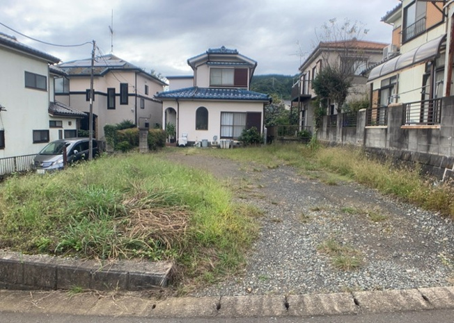 【外観】 | 隣家の土地はどうなっているのか、生活利便施設が近くにあるのか、学校まで近いかなど、お客様のライフスタイルにあわせたイメージが重要です。また、近くにあると困る施設が近くにないかも確認するといいでしょう。