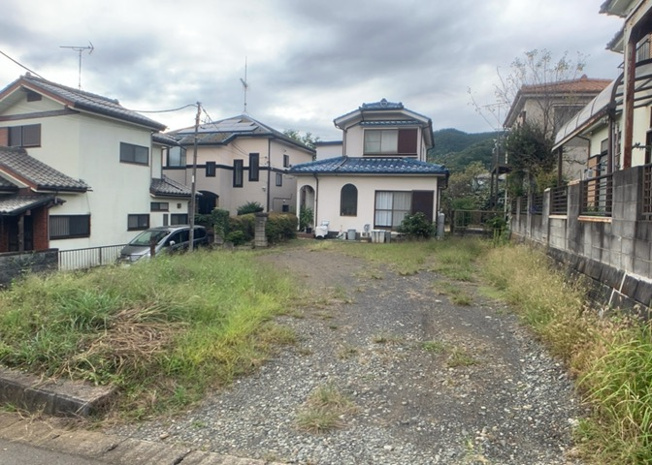 【外観】 | 土地購入を検討されている場合、境界杭がない状態で購入してしまうと境界確定測量をする必要があり、費用がかかります。購入の前に、売主、隣土地所有者立ち合いのもと境界を確定し境界杭を設置するのがベストです。