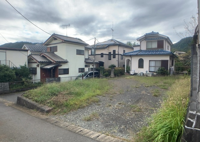 【外観】 | 家を建てる前提で土地を探している場合、地盤の丈夫さは譲れない条件の一つです。地盤が脆弱だと追加工事が必要となります。また、過去に地盤沈下や液状化現象を起こした土地は、できるだけ避けた方がいいでしょう。
