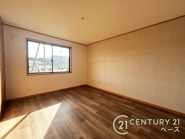 御所市柏原　一戸建の洋室|暖かみある広々とした洋室です！