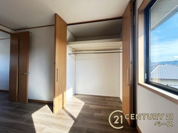 御所市柏原　一戸建の洋室|各居室にクローゼットがあるため、収納スペースに困りません。