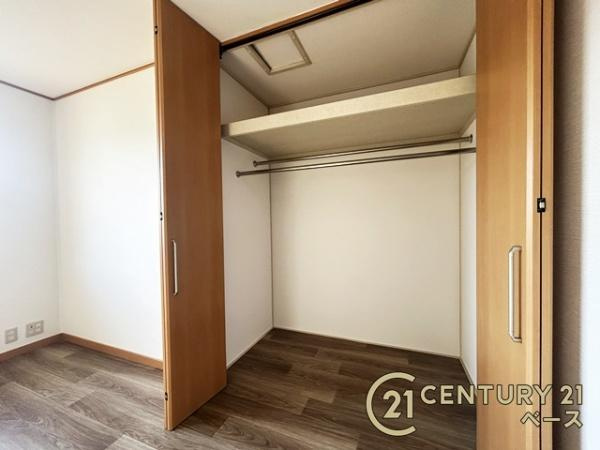 御所市柏原　一戸建の収納|冬物のコートや季節のものなどたくさんしまえる広さ！
