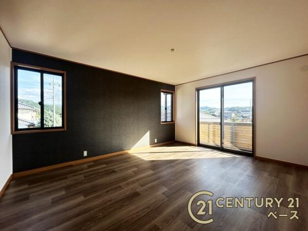 御所市柏原　一戸建の洋室|バルコニーに面した開放感のあるお部屋です！