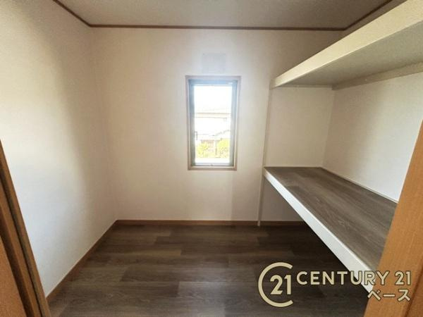 御所市柏原　一戸建の洋室|便利な納戸です！