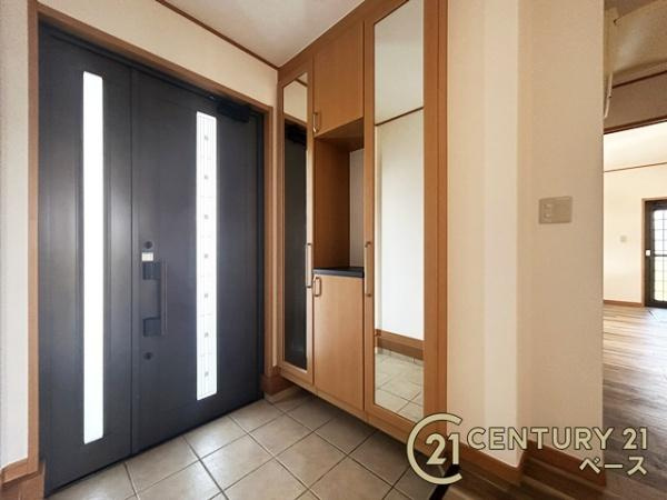 御所市柏原　一戸建の玄関|玄関には大容量シューズボックス完備！