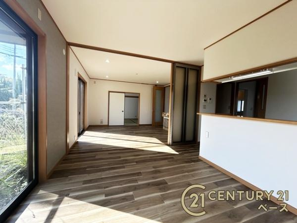 御所市柏原　一戸建の居間・リビング|ご家族でくつろいでいただける広々したリビングです！