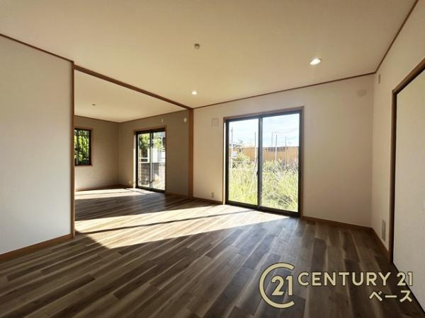 御所市柏原　一戸建の居間・リビング|開放的で明るい空間のリビングです！