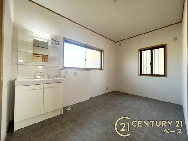 御所市柏原　一戸建の独立洗面台|リフォーム済！使い勝手の良い綺麗な洗面室です！奥にはランドリースペースもございます。