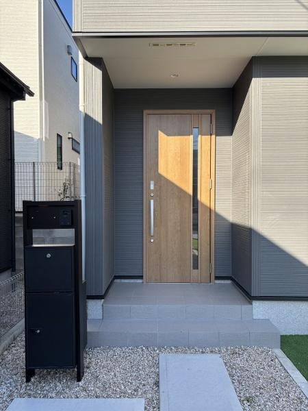 西尾西幡豆町24-1期　全6棟・5号棟の玄関|訪れる人を心地よく迎え入れます。