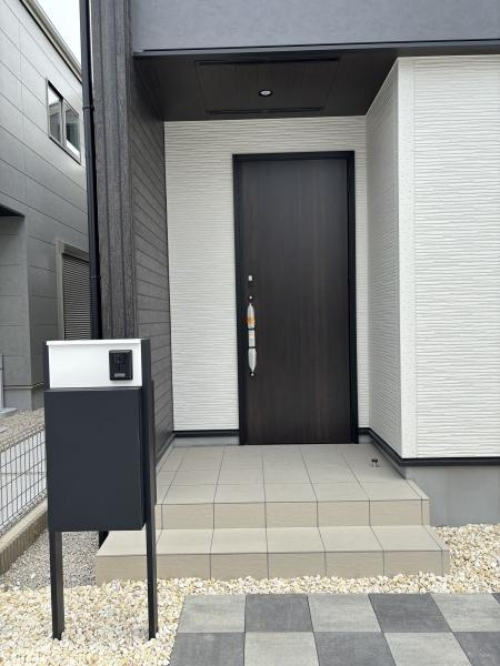 岡崎市福岡町新町　全5棟・2号棟の玄関|施工例