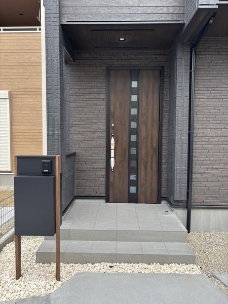 岡崎市福岡町新町　全5棟・5号棟の玄関|訪れる人を心地よく迎え入れます。