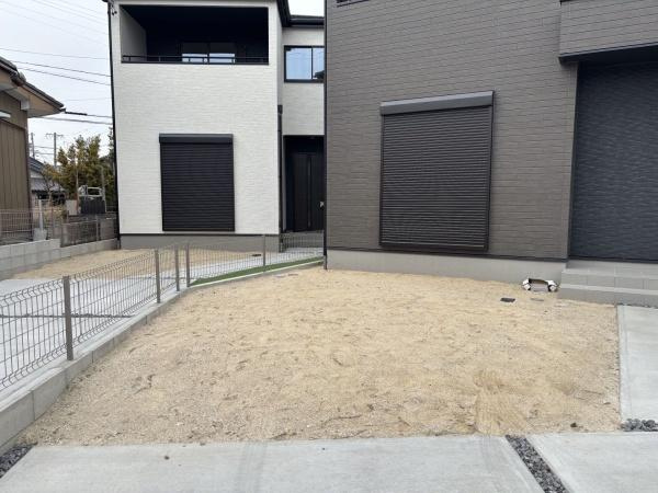 岡崎市赤渋町3期　全3棟・2号棟の庭|ウッドデッキやBBQ。想像が膨らむお庭