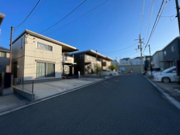和歌山市栄谷　中古戸建の前面道路含む現地写真