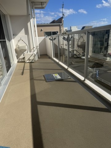 ヴェルディ皆賀のバルコニー|南向きにつき、陽当り良好です。ワイドスパンで、奥行きは1.9ｍあります。