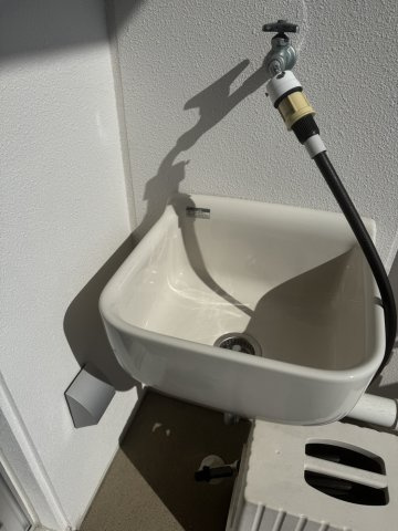 ヴェルディ皆賀の設備|南向きのバルコニーには、外部水栓と外部電源が完備されています。