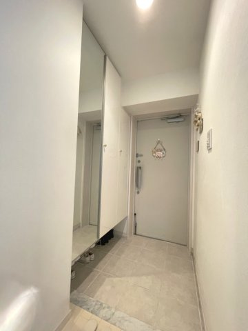 ヴェルディ皆賀の玄関|シューズボックスは、家族みんなの収納に十分な広さがあります。鏡付きなの身支度に便利です。