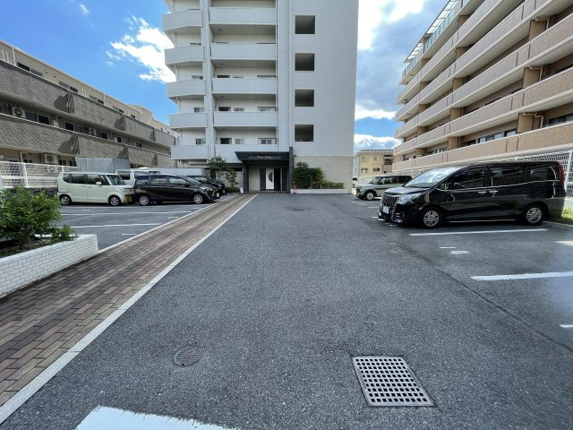 ヴェルディ皆賀の駐車場|平面式の駐車場が全邸分完備されています。月額使用料は「無料」/1台目です！（来客用1台分あり）