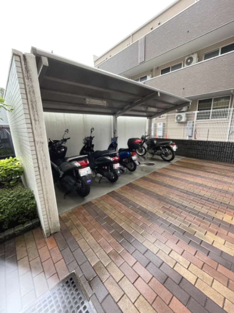 ヴェルディ皆賀のその他共用部分|マンション入り口の目の前にバイク置場があります。