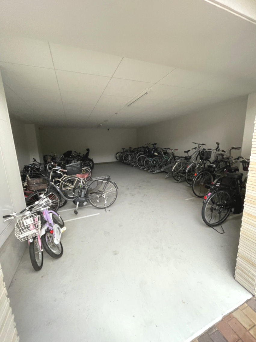 ヴェルディ皆賀のその他共用部分|雨風から守ることができる屋根付きの駐輪場です。