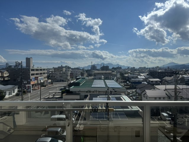 ヴェルディ皆賀の展望|高台マンションのため、3階の眺望とは思えない開放的な景色が広がっています。