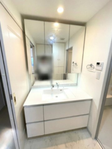 ヴェルディ皆賀の独立洗面台|三面鏡裏収納付きで水切りスペースのある洗面カウンターです。丁寧にお住まいで水回り設備の程度も良好です