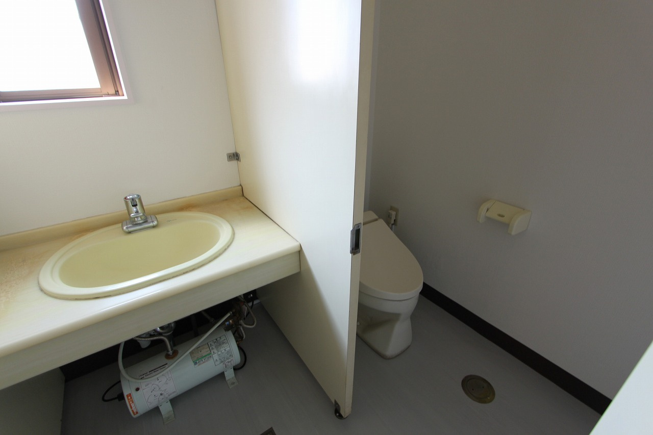 第23北斗ビル の洗面所|明るい洗面所です