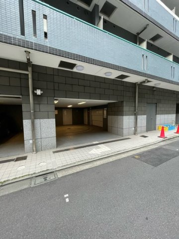 ファミール東京グランリッツの駐車場