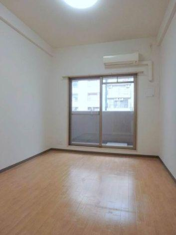 CITY SPIRE心斎橋EASTの居間・リビング|CITY SPIRE心斎橋EAST　洋室