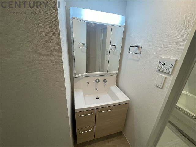 収納付きの使いやすい洗面台です！