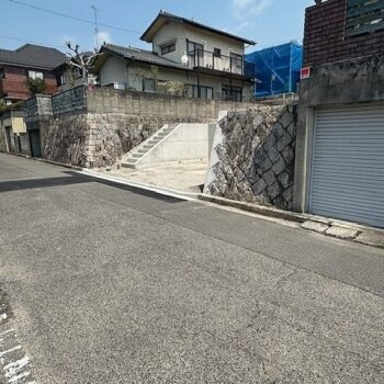 広島市西区山田新町１丁目　新築一戸建ての前面道路含む現地写真