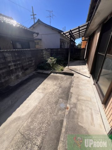丹下様貸家の駐車場
