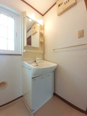 【洗面所】 | リバーコート川本 | スペースが確保できる洗面所です