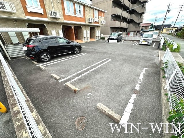 シャインの駐車場