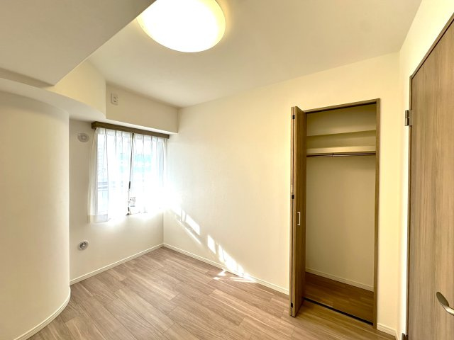 エルザタワー55の洋室|明るさと落ち着きを兼ね備えた洋室。大きな窓から差し込む自然光が、心をやさしく満たしてくれる穏やかなプライベート空間です。